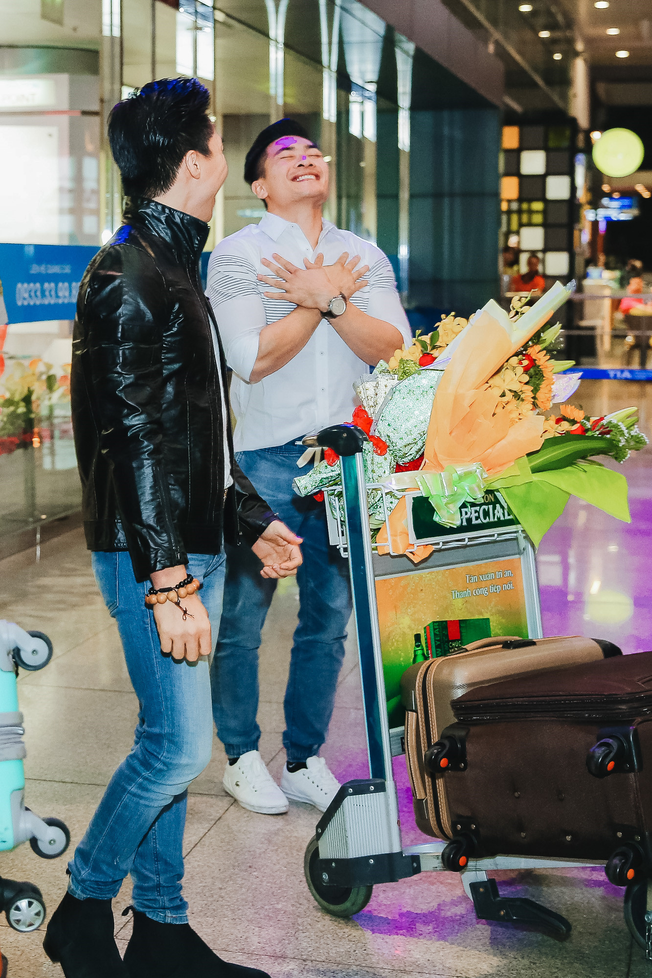 Quốc Cơ, Quốc Nghiệp ôm cha mẹ và òa khóc ở sân bay